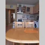 самостоятелен на брега на морето *