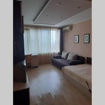 самостоятелен на брега на морето *