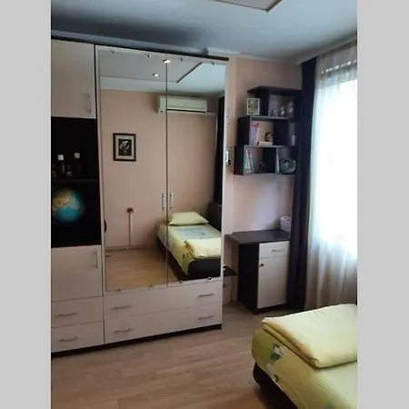 самостоятелен на брега на морето